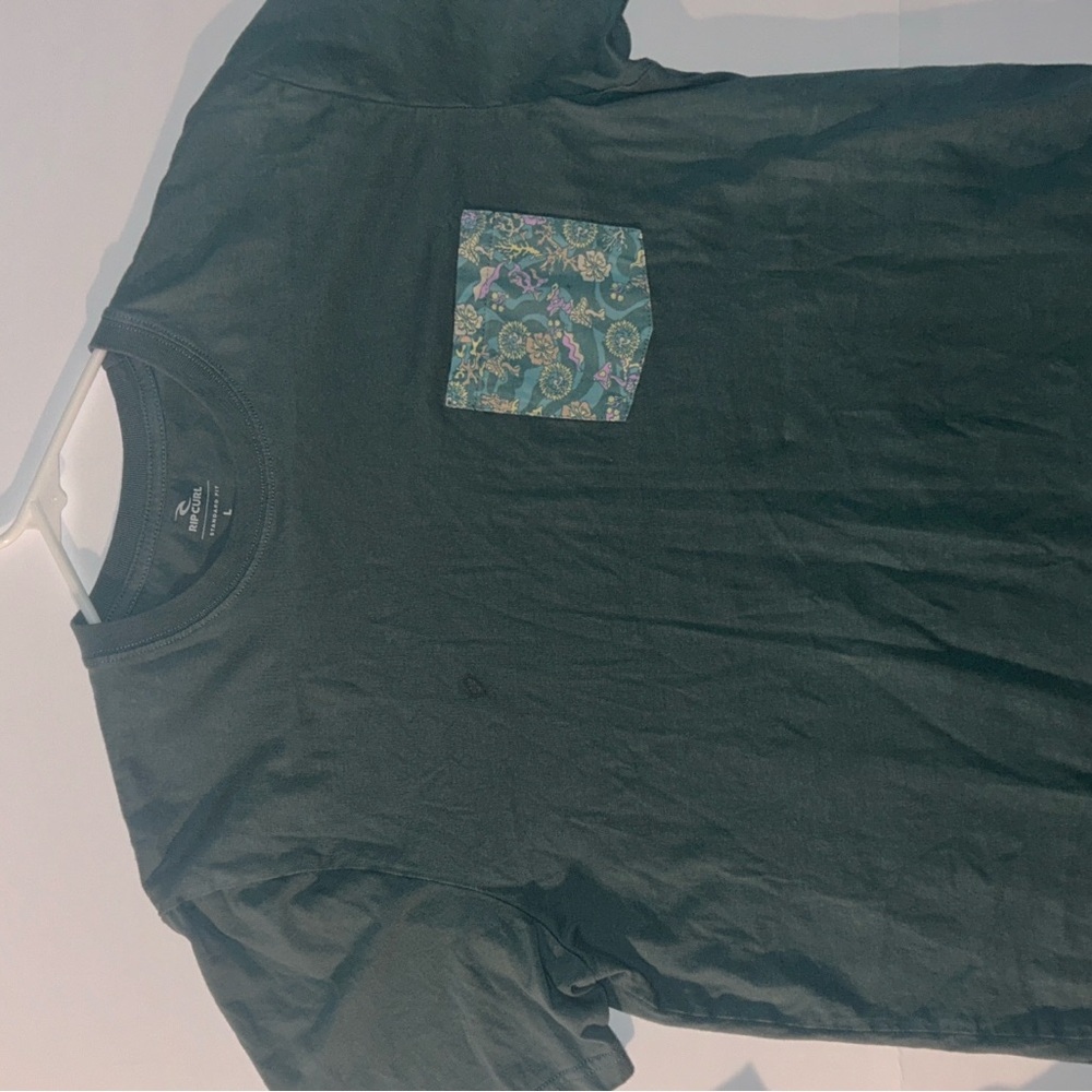 Rip Curl Dark Green Tee with Patterned Pocket - Large EUC Like New